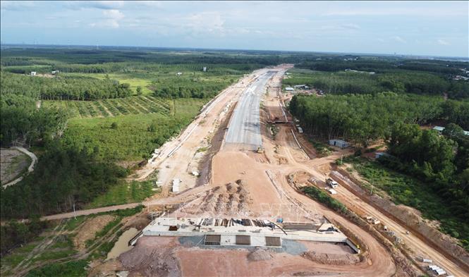 Một đoạn tuyến cao tốc Thành phố Hồ Chí Minh - Thủ Dầu Một - Chơn Thành đang được hình thành, với nền đường, cầu và các hạng mục phụ trợ được triển khai đồng thời. Ảnh: Đậu Tất Thành - TTXVN 