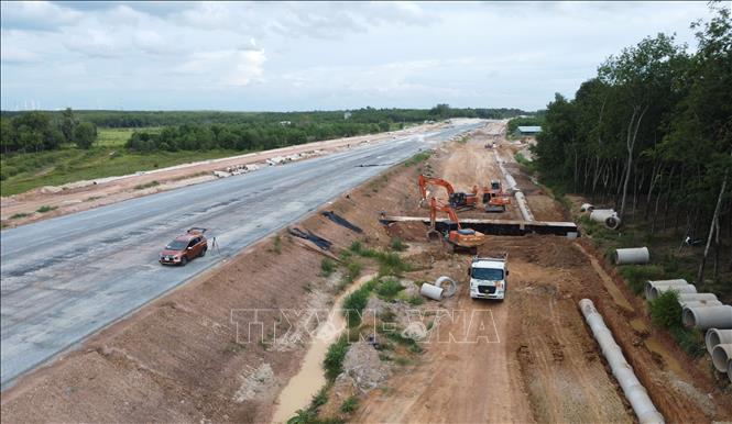 Để đáp ứng yêu cầu tiến độ, nhà thầu đã huy động trên 90 đầu máy móc, thiết bị cùng gần 200 kỹ sư, công nhân làm việc tại công trường. Ảnh: Đậu Tất Thành - TTXVN 