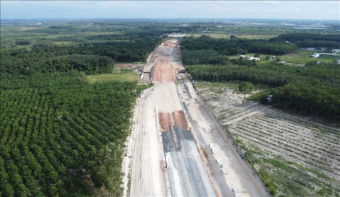 Khối lượng thi công cao tốc Thành phố Hồ Chí Minh - Thủ Dầu Một - Chơn Thành, đoạn qua phường Chơn Thành, mới đạt khoảng 35%, trong khi dự án đặt mục tiêu hoàn thành vào ngày 31/12/2026. Ảnh: Đậu Tất Thành - TTXVN 