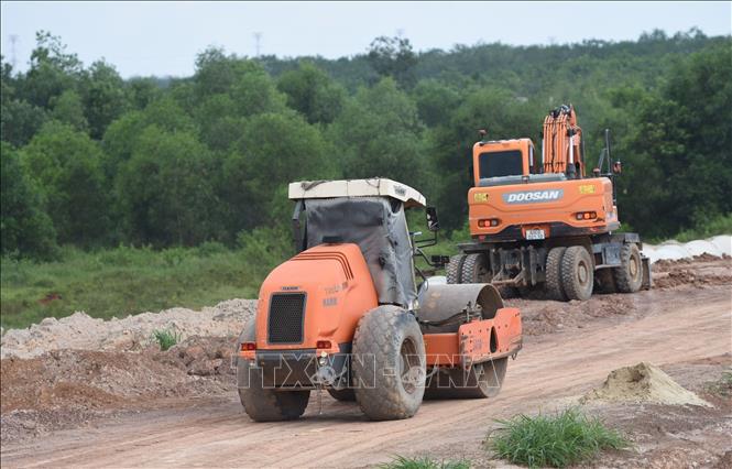 Máy lu và máy đào được huy động thi công, lu lèn nền đường cao tốc Thành phố Hồ Chí Minh - Thủ Dầu Một - Chơn Thành, đoạn qua phường Chơn Thành. Ảnh: Đậu Tất Thành - TTXVN 