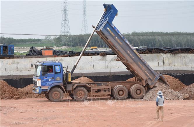 Xe ben đổ đất, cấp phối phục vụ thi công các hạng mục nền, mặt đường cao tốc Thành phố Hồ Chí Minh - Thủ Dầu Một - Chơn Thành, đoạn qua phường Chơn Thành. Ảnh: Đậu Tất Thành - TTXVN 