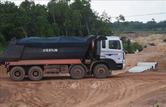 Xe vận chuyển đất, vật liệu phục vụ thi công cao tốc Thành phố Hồ Chí Minh - Thủ Dầu Một - Chơn Thành, đoạn qua phường Chơn Thành. Ảnh: Đậu Tất Thành - TTXVN 