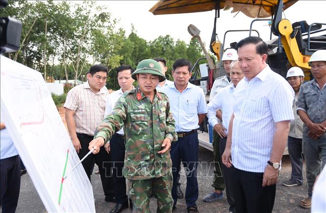 Thiếu tá Lâm Quốc Lịch, Chỉ huy trưởng công trình, báo cáo lãnh đạo thành phố Đồng Nai về tiến độ thi công cao tốc Thành phố Hồ Chí Minh - Thủ Dầu Một - Chơn Thành, đoạn qua phường Chơn Thành. Ảnh: Đậu Tất Thành - TTXVN