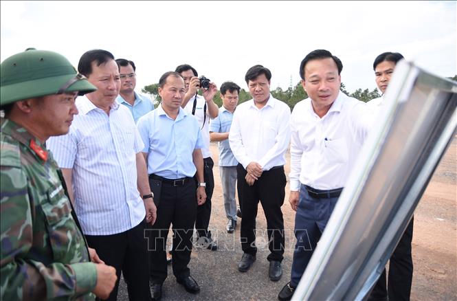 Chủ tịch UBND thành phố Đồng Nai Nguyễn Văn Út cùng lãnh đạo các sở, ngành và địa phương kiểm tra thực tế tiến độ thi công cao tốc Thành phố Hồ Chí Minh - Thủ Dầu Một - Chơn Thành, đoạn qua phường Chơn Thành. Ảnh: Đậu Tất Thành - TTXVN 