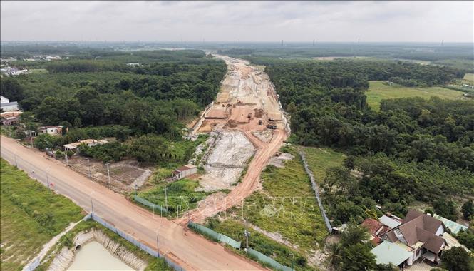 Công trường thi công cao tốc Thành phố Hồ Chí Minh - Thủ Dầu Một - Chơn Thành, đoạn qua phường Chơn Thành. Ảnh: Đậu Tất Thành - TTXVN