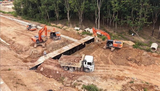 Các nhà thầu tập trung thi công hệ thống thoát nước, đồng thời đắp đất, hoàn thiện nền đường cao tốc Thành phố Hồ Chí Minh - Thủ Dầu Một - Chơn Thành, đoạn qua phường Chơn Thành. Ảnh: Đậu Tất Thành - TTXVN 