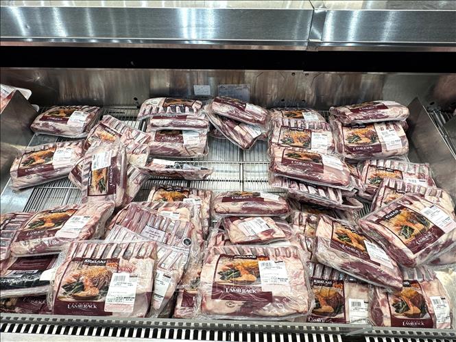 Các gói sườn cừu thương hiệu Kirkland Signature được bày bán tại siêu thị Costco ở bang Maryland. Ảnh: Đoàn Hùng - PV TTXVN tại Mỹ