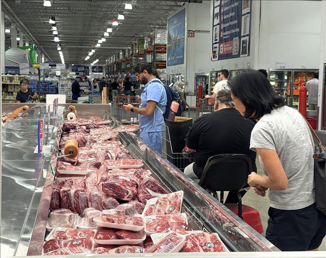 Người tiêu dùng lựa chọn các sản phẩm thịt tại khu vực thực phẩm tươi sống của một siêu thị Costco ở bang Maryland. Ảnh: Đoàn Hùng - PV TTXVN tại Mỹ