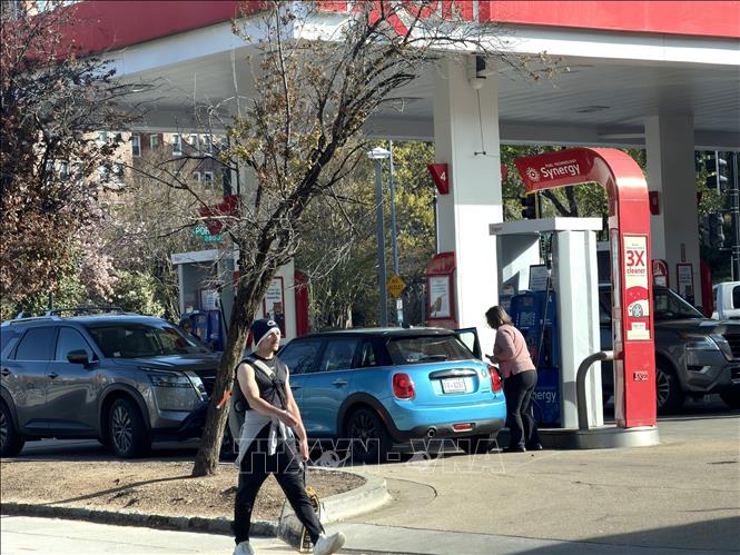Tiếp nhiên liệu cho ô tô tại một cây xăng ở thủ đô Washington, D.C. (Mỹ). Ảnh: Ngọc Quang – PV TTXVN tại Mỹ