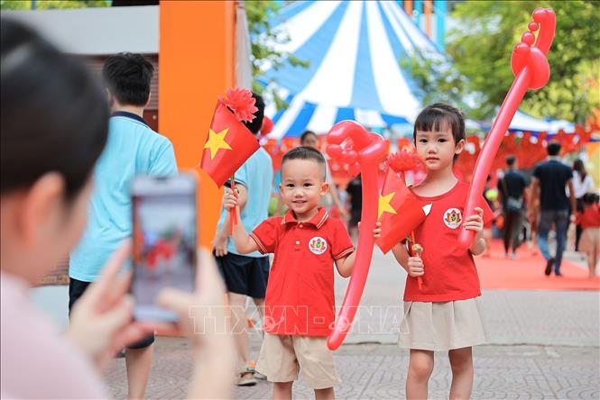Phụ huynh chụp ảnh lưu niệm cho con trước khi bước vào lớp học tại Trường mầm non Kim Liên (Hà Nội). Ảnh: Lê Đông - TTXVN