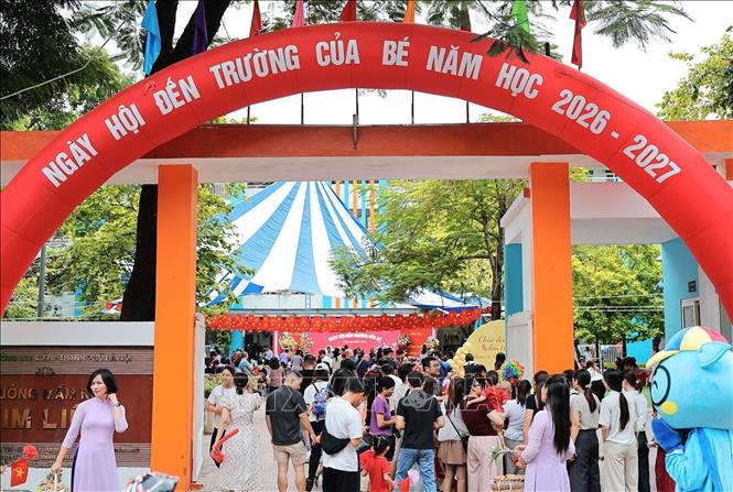 Sáng 5/9, trong không khí khai giảng năm học mới, phụ huynh đưa con em đến trường, bắt đầu những ngày đầu tiên tại Trường mầm non Kim Liên (Hà Nội). Ảnh: Lê Đông - TTXVN