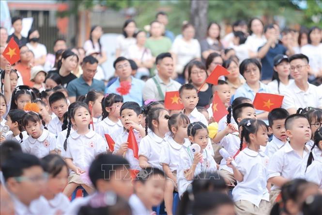 Học sinh đến khai giảng tại điểm trường Trường liên cấp TH - THCS Gia Quất. Ảnh: Minh Quyết - TTXVN