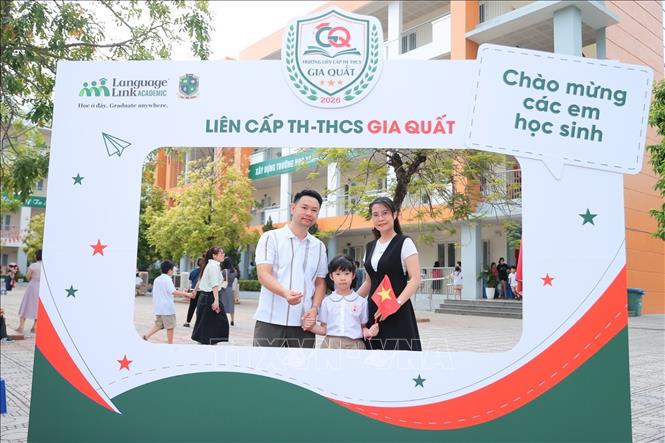 Học sinh đến khai giảng tại điểm Trường liên cấp TH - THCS Gia Quất. Ảnh: Minh Quyết - TTXVN