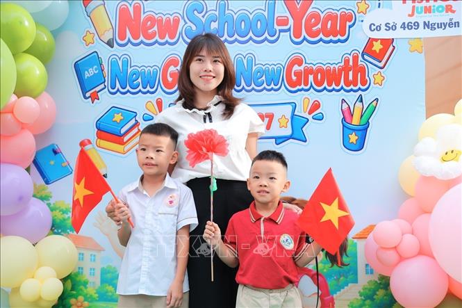 Học sinh đến khai giảng tại điểm Trường liên cấp TH - THCS Gia Quất. Ảnh: Minh Quyết - TTXVN