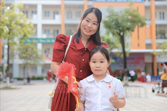 Học sinh đến khai giảng tại điểm trường tiểu học, trường Liên cấp TH - THCS Gia Quất. Ảnh: Minh Quyết - TTXVN