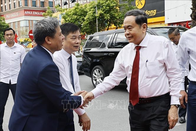 Chủ tịch Quốc hội Trần Thanh Mẫn với đại biểu dự khai giảng tại trường THPT Lê Quý Đôn (Hưng Yên). Ảnh: Doãn Tấn - TTXVN