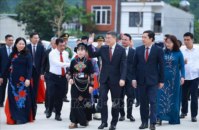 Thủ tướng Lê Minh Hưng đến dự Lễ khai giảng năm học 2026 - 2027 tại Trường Phổ thông nội trú liên cấp Tiểu học và Trung học cơ sở Mường Khương, xã Mường Khương, tỉnh Lào Cai. Ảnh: Dương Giang – TTXVN 