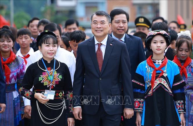Thủ tướng Lê Minh Hưng với học sinh Trường Phổ thông nội trú liên cấp Tiểu học và Trung học cơ sở Mường Khương, xã Mường Khương, tỉnh Lào Cai. Ảnh: Dương Giang – TTXVN 