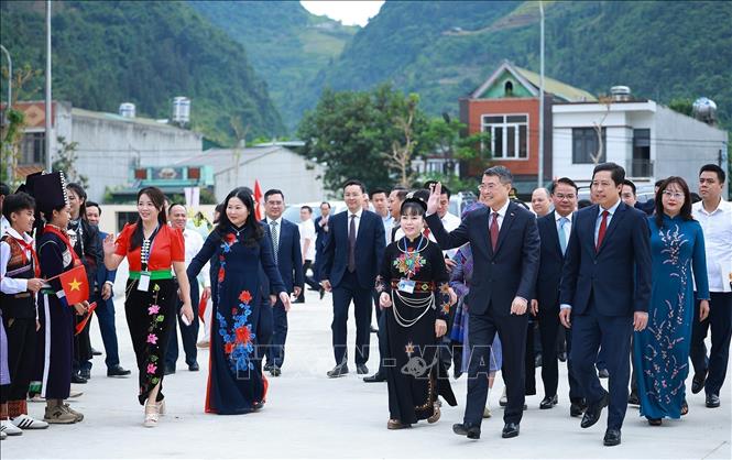 Thủ tướng Lê Minh Hưng đến dự Lễ khai giảng năm học 2026 - 2027 tại Trường Phổ thông nội trú liên cấp Tiểu học và Trung học cơ sở Mường Khương, xã Mường Khương, tỉnh Lào Cai. Ảnh: Dương Giang – TTXVN 