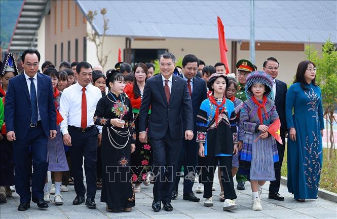 Thủ tướng Lê Minh Hưng với học sinh Trường Phổ thông nội trú liên cấp Tiểu học và Trung học cơ sở Mường Khương. Ảnh: Dương Giang – TTXVN
