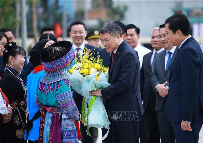 Thủ tướng Lê Minh Hưng đến dự Lễ khai giảng năm học 2026 - 2027 tại Trường Phổ thông nội trú liên cấp Tiểu học và Trung học cơ sở Mường Khương, xã Mường Khương, tỉnh Lào Cai. Ảnh: Dương Giang – TTXVN 