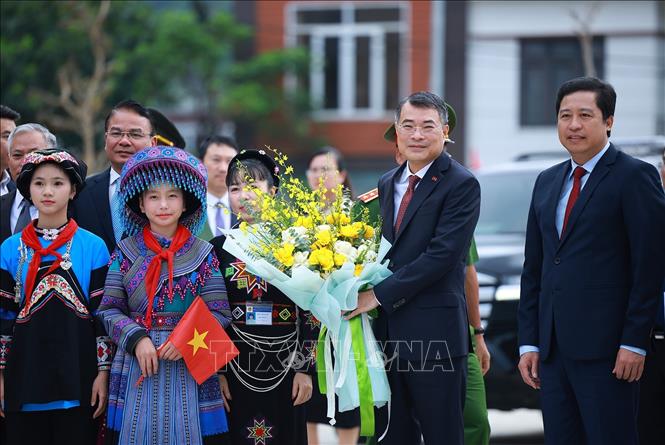 Thủ tướng Lê Minh Hưng đến dự Lễ khai giảng năm học 2026 - 2027 tại Trường Phổ thông nội trú liên cấp Tiểu học và Trung học cơ sở Mường Khương, xã Mường Khương, tỉnh Lào Cai. Ảnh: Dương Giang – TTXVN 