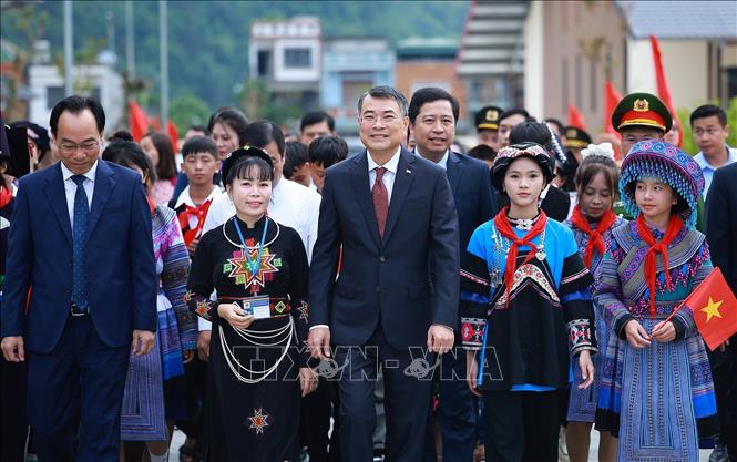 Thủ tướng Lê Minh Hưng đến dự Lễ khai giảng năm học 2026 - 2027 tại Trường Phổ thông nội trú liên cấp Tiểu học và Trung học cơ sở Mường Khương, xã Mường Khương, tỉnh Lào Cai. Ảnh: Dương Giang – TTXVN 