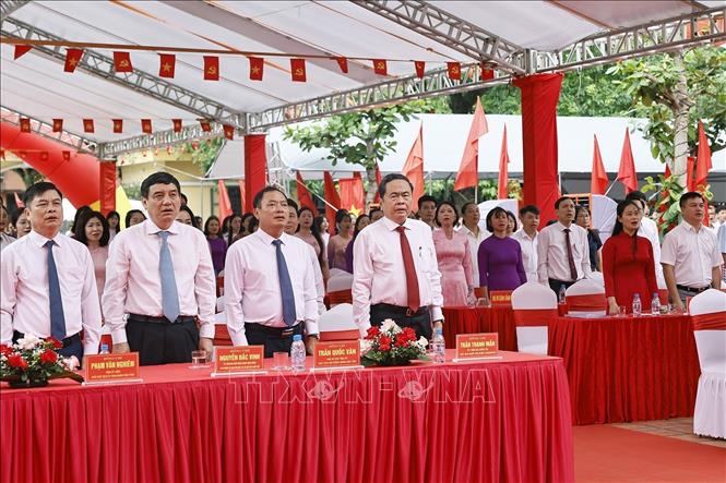 Chủ tịch Quốc hội Trần Thanh Mẫn và đại biểu thực hiện nghi thức chào cờ. Ảnh: Doãn Tấn - TTXVN