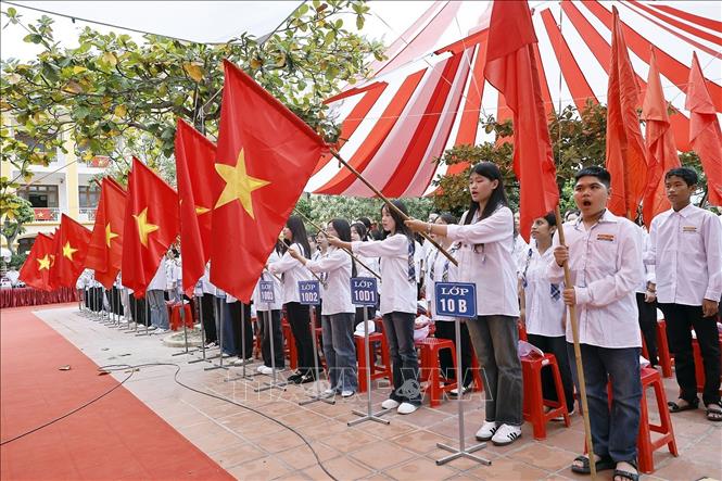 Học sinh Trường THPT Lê Quý Đôn thực hiện nghi thức chào cờ. Ảnh: Doãn Tấn - TTXVN