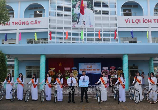 Ông Hồ Thanh Thủy, Phó Bí thư, Chủ tịch UBMTTQVN tỉnh Cà Mau trao học bổng, tặng vở và xe đạp cho học sinh trường trung học phổ thông Chuyên Bạc Liêu (Cà Mau). Ảnh: Tuấn Kiệt – TTXVN


