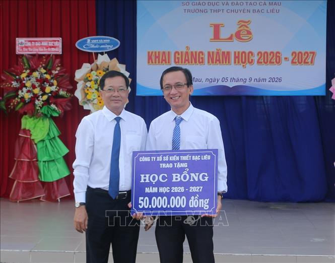 Nhà tài trợ trao học bổng cho học sinh Trường Trung học phổ thông Chuyên Bạc Liêu (Cà Mau). Ảnh: Tuấn Kiệt – TTXVN.