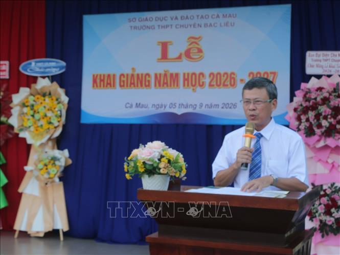 Ông Dương Bình, Hiệu trưởng trường trung học phổ thông Chuyên Bạc Liêu (Cà Mau) phát biểu tại lễ khai giảng. Ảnh: Tuấn Kiệt – TTXVN