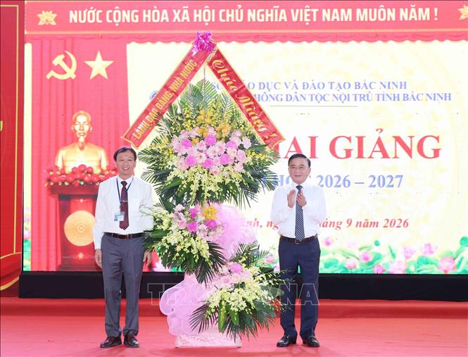 Thường trực Ban Bí thư Trần Cẩm Tú tặng hoa chúc mừng năm học mới của Trường Phổ thông Dân tộc nội trú tỉnh Bắc Ninh. Ảnh: Phương Hoa - TTXVN