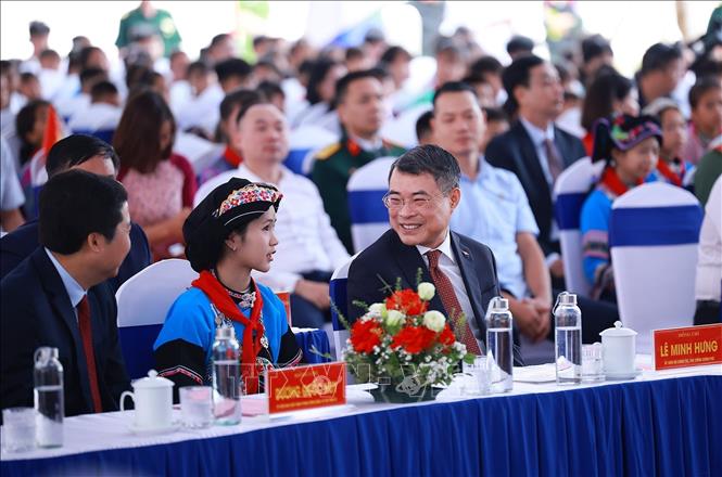 Thủ tướng Lê Minh Hưng với học sinh Trường Phổ thông nội trú liên cấp Tiểu học và Trung học cơ sở Mường Khương dự Lễ khai giảng năm học 2026 - 2027. Ảnh: Dương Giang – TTXVN