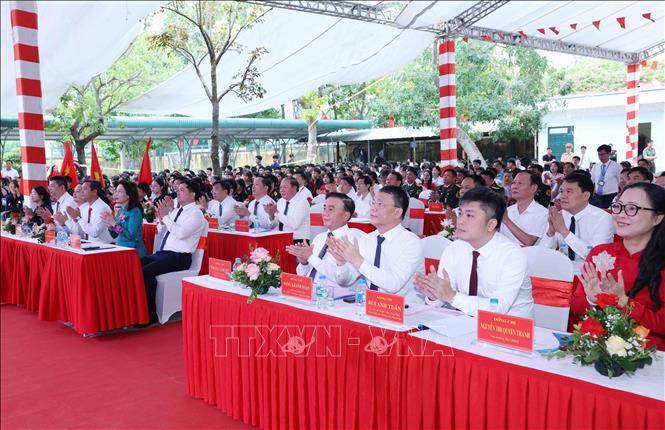 Thường trực Ban Bí thư Trần Cẩm Tú và các đại biểu dự Lễ khai giảng năm học mới tại Trường Phổ thông Dân tộc nội trú tỉnh Bắc Ninh. Ảnh: Phương Hoa - TTXVN