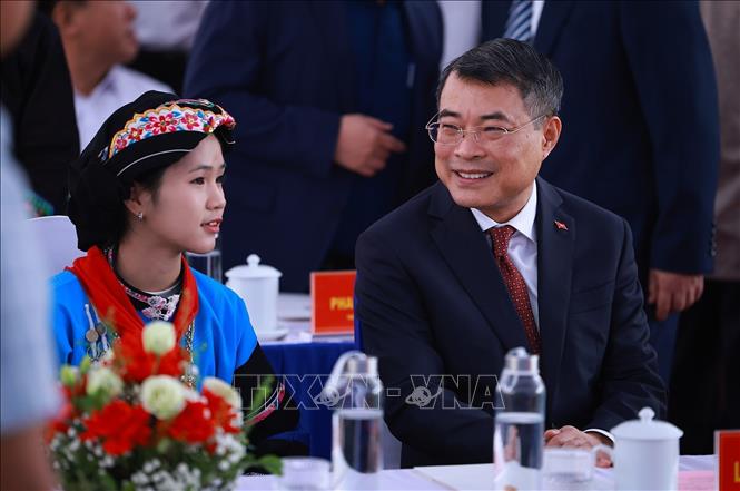 Thủ tướng Lê Minh Hưng với học sinh Trường Phổ thông nội trú liên cấp Tiểu học và Trung học cơ sở Mường Khương dự Lễ khai giảng năm học 2026 - 2027. Ảnh: Dương Giang – TTXVN