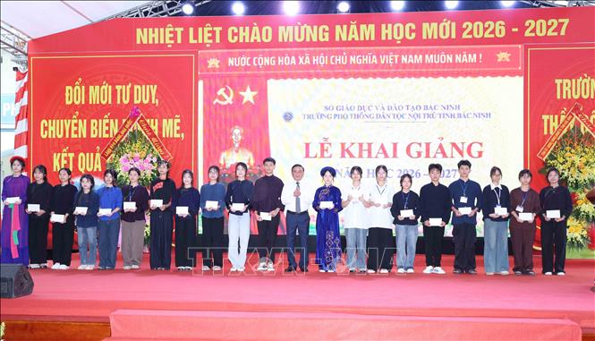 Thường trực Ban Bí thư Trần Cẩm Tú trao quà cho học sinh có thành tích xuất sắc của Trường Phổ thông Dân tộc nội trú tỉnh Bắc Ninh. Ảnh: Phương Hoa - TTXVN