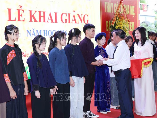 Thường trực Ban Bí thư Trần Cẩm Tú trao quà cho học sinh có thành tích xuất sắc của Trường Phổ thông Dân tộc nội trú tỉnh Bắc Ninh. Ảnh: Phương Hoa - TTXVN