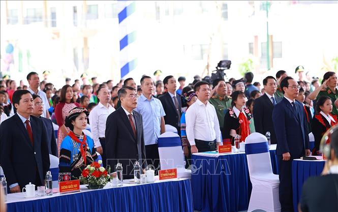 Thủ tướng Lê Minh Hưng và các giáo viên, học sinh Trường Phổ thông nội trú Mường Khương thực hiện nghi thức chào cờ, hát Quốc ca. Ảnh: Dương Giang – TTXVN 