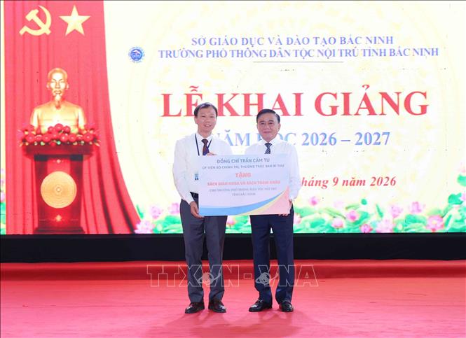 Thường trực Ban Bí thư Trần Cẩm Tú trao quà chúc mừng năm học mới của Trường Phổ thông Dân tộc nội trú tỉnh Bắc Ninh. Ảnh: Phương Hoa - TTXVN