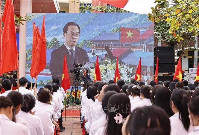 Học sinh Trường THPT Lê Quý Đôn nghe Bộ trưởng Bộ Giáo dục và Đào tạo Hoàng Minh Sơn đọc Thư của Tổng Bí thư, Chủ tịch nước Tô Lâm gửi ngành giáo dục tại Lễ khai giảng năm học 2026 - 2027. Ảnh: Doãn Tấn - TTXVN