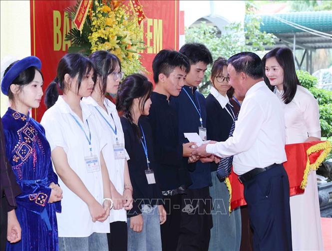 Thường trực Ban Bí thư Trần Cẩm Tú trao quà cho học sinh có thành tích xuất sắc của Trường Phổ thông Dân tộc nội trú tỉnh Bắc Ninh. Ảnh: Phương Hoa - TTXVN