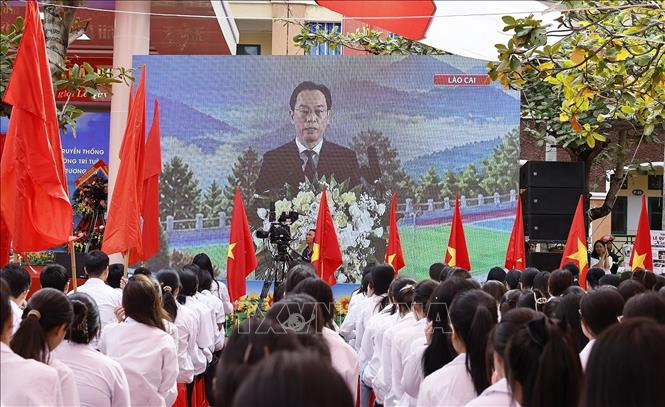 Học sinh Trường THPT Lê Quý Đôn nghe Bộ trưởng Bộ Giáo dục và Đào tạo Hoàng Minh Sơn đọc Thư của Tổng Bí thư, Chủ tịch nước Tô Lâm gửi ngành giáo dục tại Lễ khai giảng năm học 2026 - 2027. Ảnh: Doãn Tấn - TTXVN
