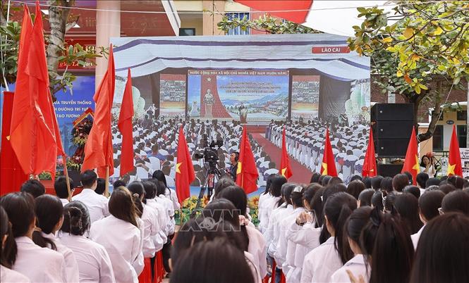 Học sinh Trường THPT Lê Quý Đôn nghe Bộ trưởng Bộ Giáo dục và Đào tạo Hoàng Minh Sơn đọc Thư của Tổng Bí thư, Chủ tịch nước Tô Lâm gửi ngành giáo dục tại Lễ khai giảng năm học 2026 - 2027. Ảnh: Doãn Tấn - TTXVN