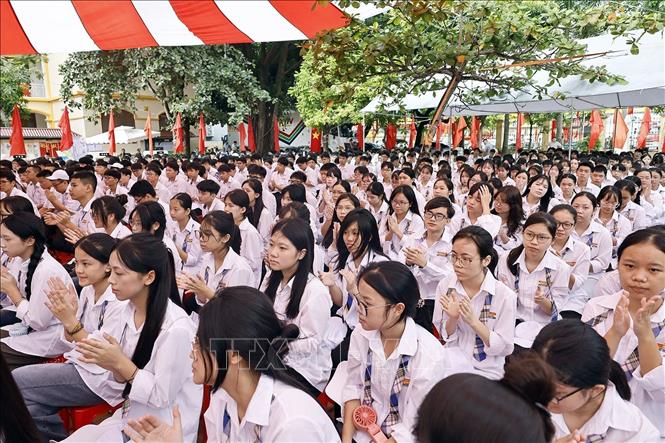 Học sinh Trường THPT Lê Quý Đôn nghe Bộ trưởng Bộ Giáo dục và Đào tạo Hoàng Minh Sơn đọc Thư của Tổng Bí thư, Chủ tịch nước Tô Lâm gửi ngành giáo dục tại Lễ khai giảng năm học 2026 - 2027. Ảnh: Doãn Tấn - TTXVN