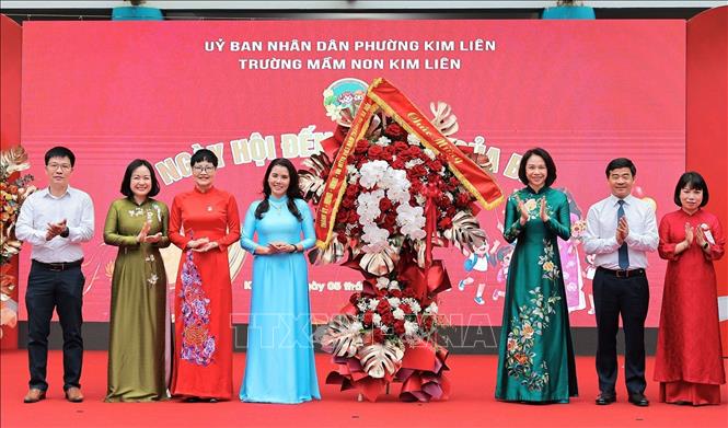 Đồng chí Vũ Thu Hà, Thành ủy viên, Phó Chủ tịch UBND Thành phố Hà Nội tặng hoa chúc mừng Trường mầm non Kim Liên (Hà Nội) nhân dịp Khai giảng năm học mới. Ảnh: Lê Đông - TTXVN