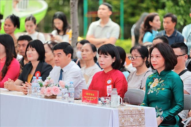 Các đại biểu dự lễ Khai giảng năm học mới tại Trường mầm non Kim Liên (Hà Nội). Ảnh: Lê Đông - TTXVN