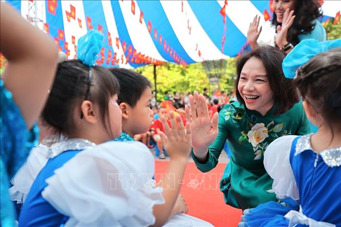 Đồng chí Vũ Thu Hà, Thành ủy viên, Phó Chủ tịch UBND Thành phố Hà Nội chung vui cùng học sinh Trường mầm non Kim Liên (Hà Nội) tạo không khí vui vẻ trong ngày đầu đến trường. Ảnh: Lê Đông - TTXVN