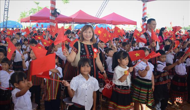 Các học sinh và giáo viên Trường phổ thông nội trú Tiểu học và Trung học cơ sở tại xã A Lưới 3 phấn khởi tham dự khai giảng năm học mới. Ảnh: Văn Dũng-TTXVN