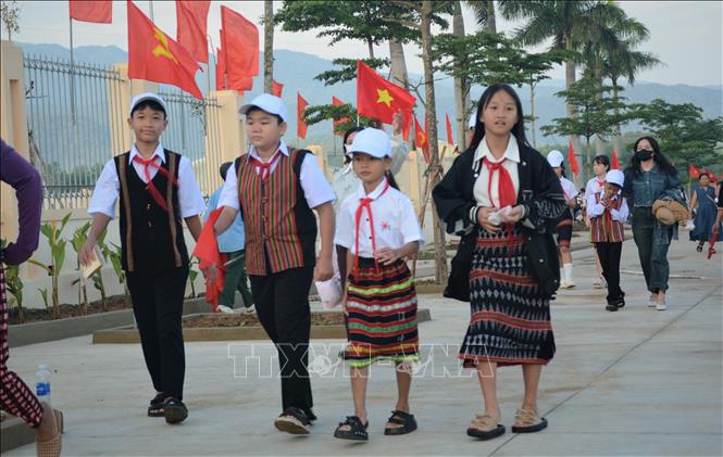 Các học sinh Trường phổ thông nội trú Tiểu học và Trung học cơ sở tại xã A Lưới 3 vui mừng tham dự khai giảng năm học mới. Ảnh: Văn Dũng-TTXVN